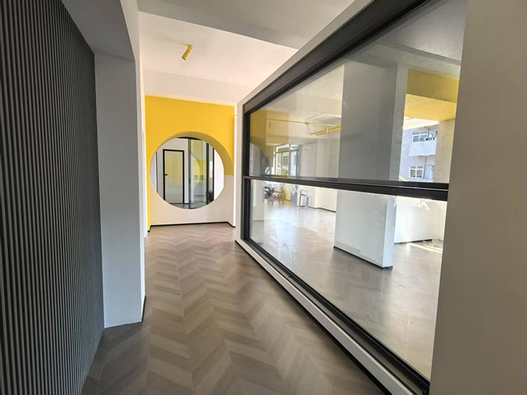Lo cual es mejor, puertas y ventanas del sistema o ventanas y puertas de aluminio roto térmicamente？