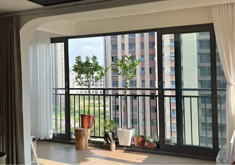 ¿Es bueno cerrar balcones con ventanas abatibles de aluminio?