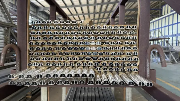 ¿Cuáles son los requisitos clave para los perfiles de aluminio utilizados en edificios de gran altura?